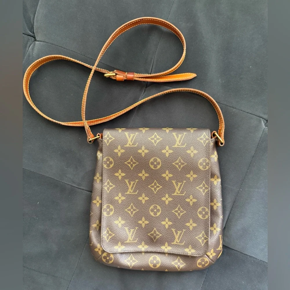Louis Vuitton Authenticate Monogram shoulder Bag